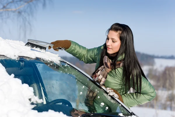 冬の車 女性は雪のブラシでフロント ガラスから雪を削除します — ストック写真