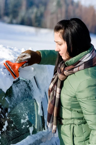 Coche de invierno - mujer quitar la nieve del parabrisas — Foto de Stock
