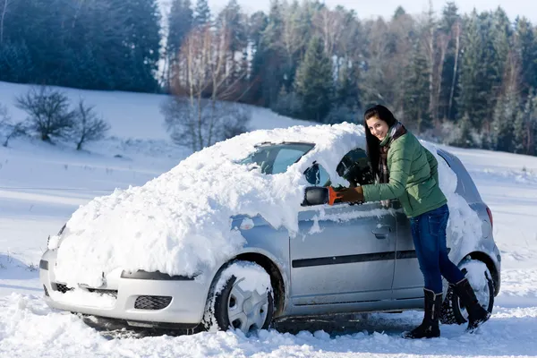 Winterauto Frau Räumt Mit Eiskratzer Schnee Von Windschutzscheibe — Stockfoto
