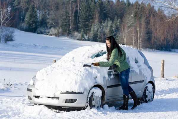 Zimní auto - žena odstranit sníh z čelního skla — Stock fotografie