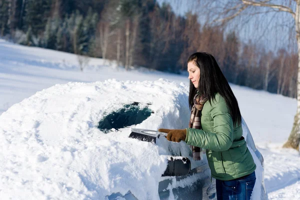 Зимний Автомобиль Женщина Убирает Снег Лобового Стекла Снежной Щеткой — стоковое фото