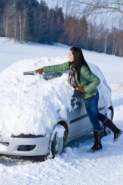 Vinter bil - kvinna bort snö från vindrutan — Stockfoto