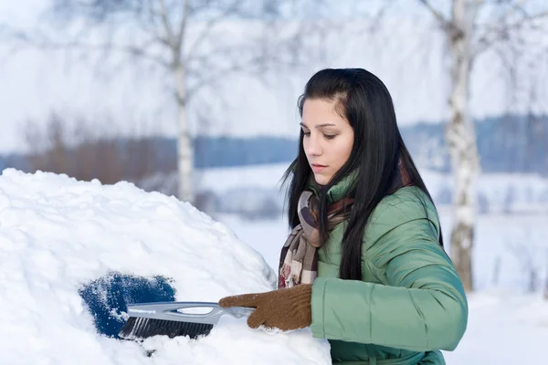 冬季车 女人取出雪与雪刷的挡风玻璃 — 图库照片