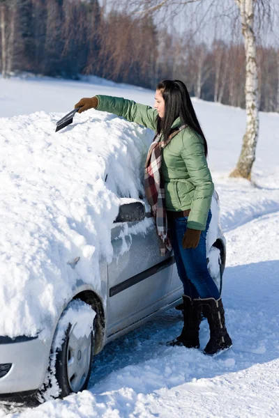 Carro Inverno Mulher Retira Neve Pára Brisas Com Escova Neve — Fotografia de Stock