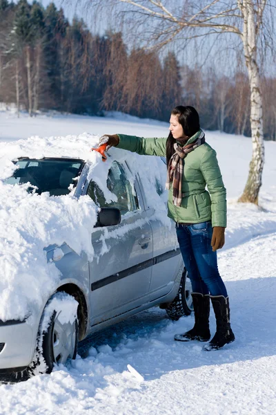 Winter Auto Vrouw Verwijderen Sneeuw Van Voorruit Met Ijs Krabber Stockfoto
