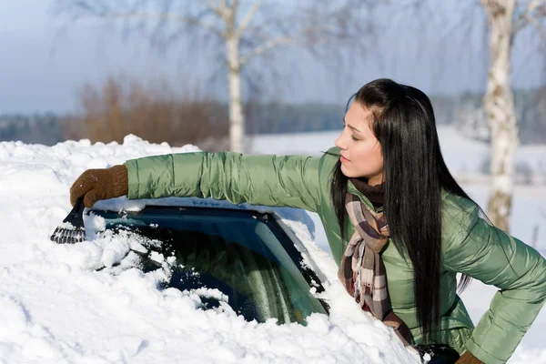 Зимний Автомобиль Женщина Убирает Снег Лобового Стекла Помощью Скребка Льда Лицензионные Стоковые Фото