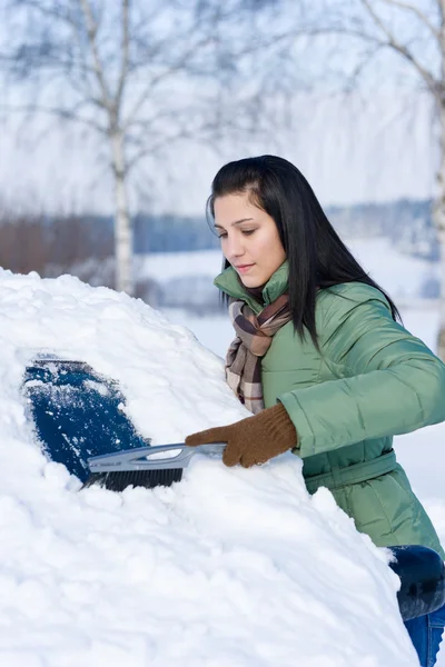 Winter auto - vrouw sneeuw uit voorruit verwijderen Stockfoto