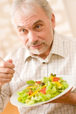 Kıdemli olgun adam yemek sebze salatası