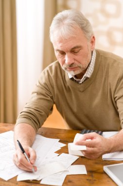 Kıdemli olgun adam - ev ofis, kağıt kaseti hesap makinesi