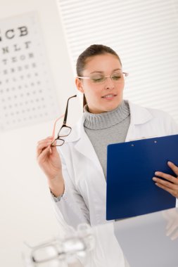 gözlükçü doktor kadın gözlük ve göz grafik ile