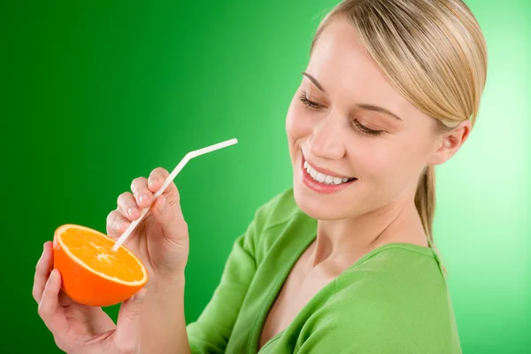 Gesunder Lebensstil - Frau trinkt Saft aus Orange — Stockfoto