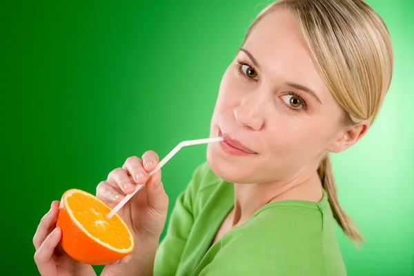 Hälsosam livsstil - kvinna dricka saft från apelsin — Stockfoto