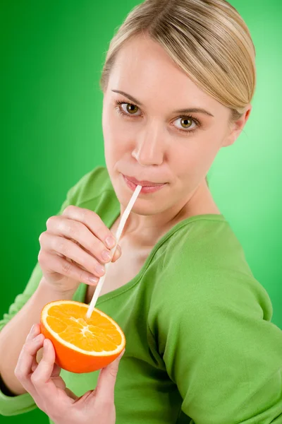 건강 한 라이프 스타일-여자 음료 주스 오렌지에서 — 스톡 사진