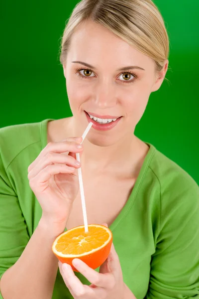 Estilo de vida saudável - mulher beber suco de laranja — Fotografia de Stock