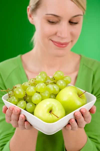 Sağlıklı yaşam - kadın holding kase meyve — Stok fotoğraf
