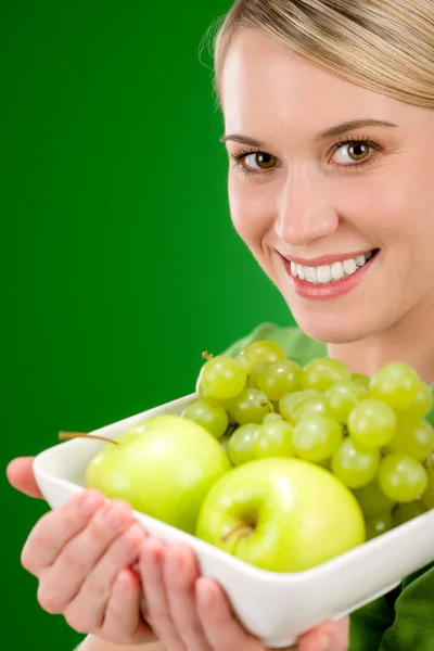 Estilo de vida saludable - mujer sosteniendo un tazón con fruta verde —  Fotos de Stock