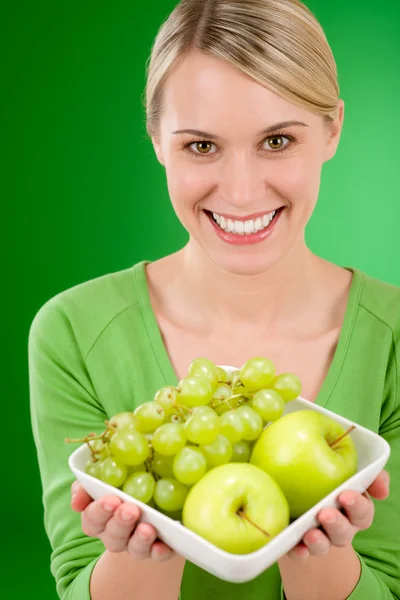 Estilo de vida saudável mulher segurando tigela com frutas verdes — Fotografia de Stock
