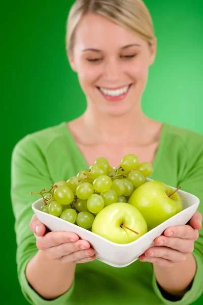 Estilo de vida saludable - mujer sosteniendo un tazón con fruta —  Fotos de Stock