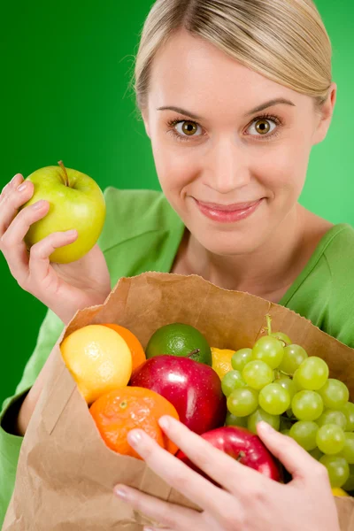 Здоровый образ жизни - женщина с бумажным пакетом для покупок фруктов — стоковое фото