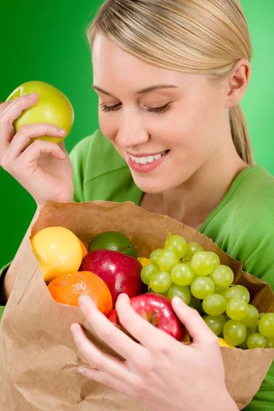 건강 한 라이프 스타일-여자 과일 종이 가방 쇼핑 — 스톡 사진