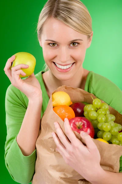 Estilo de vida saudável - mulher com saco de papel de compras de frutas — Fotografia de Stock