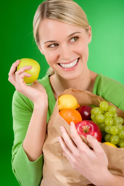 Hälsosam livsstil - kvinna med frukt shopping väska — Stockfoto