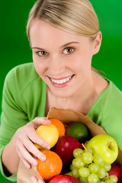 Здоровый образ жизни - женщина с бумажным пакетом для покупок фруктов — стоковое фото