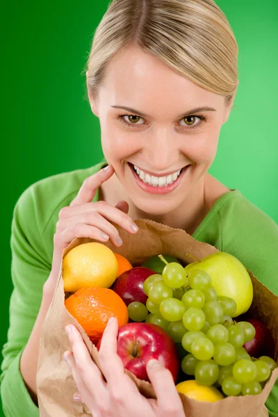 Vida saludable - mujer con bolsa de papel de compras de frutas — Foto de Stock