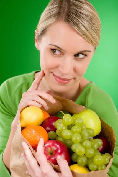 健康的なライフ スタイル - ショッピング紙袋果物を持つ女 — ストック写真