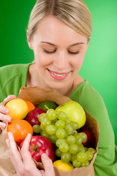 Здоровий спосіб життя - жінка з паперовою сумкою для покупок фруктів — стокове фото