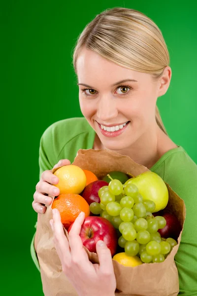 健康的なライフ スタイル - ショッピング紙袋果物を持つ女 — ストック写真