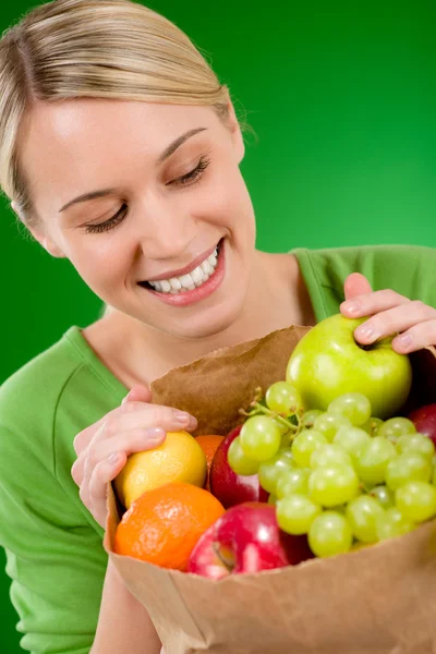 健康的生活方式-购物纸袋的果实的女人 — 图库照片