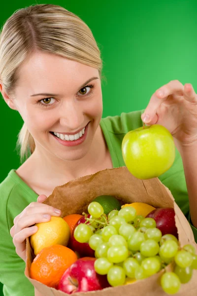 Hälsosam livsstil - kvinna med frukt shopping väska — Stockfoto