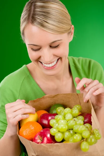 健康的生活方式-购物纸袋的果实的女人 — 图库照片