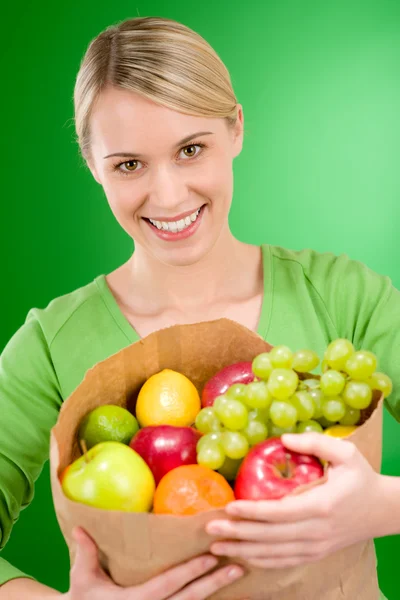 Zdrowy styl życia - kobieta z owoców zakupy torby papierowe — Zdjęcie stockowe