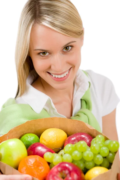 건강 한 라이프 스타일-여자 과일 종이 가방 쇼핑 — 스톡 사진