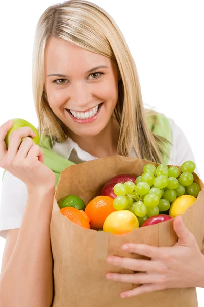 Здоровый образ жизни - веселая женщина с сумкой для покупок фруктов — стоковое фото