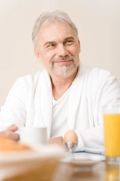 Старший зрілий чоловік - сніданок вдома — стокове фото