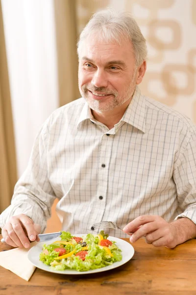Senior mature man eat vegetable salad — Stock Photo, Image
