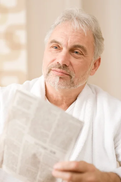 Sênior maduro homem pensativo ler jornal — Fotografia de Stock