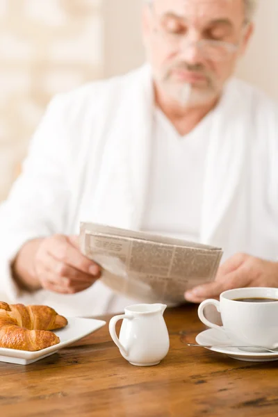 Senior mogen man med frukost — Stockfoto