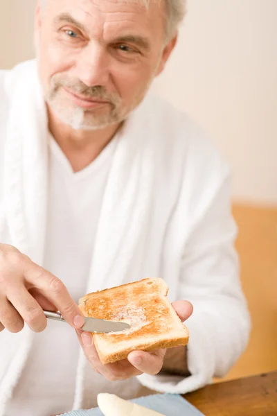 朝食トーストを持つシニアの成熟した男 — ストック写真