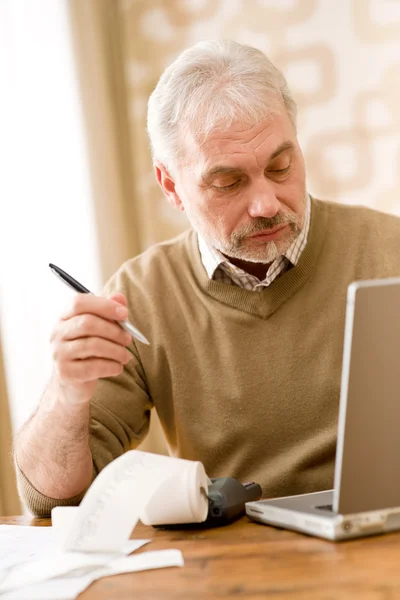 Senior mogen man - hemmakontor, papper tejp kalkylator — Stockfoto