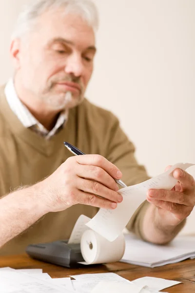 Senior volwassen man - kantoor aan huis, papier tape rekenmachine — Stockfoto