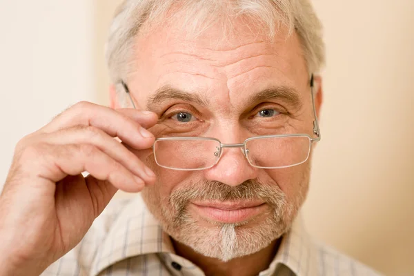 Senior érett férfi átgondolt szemüveg — Stock Fotó