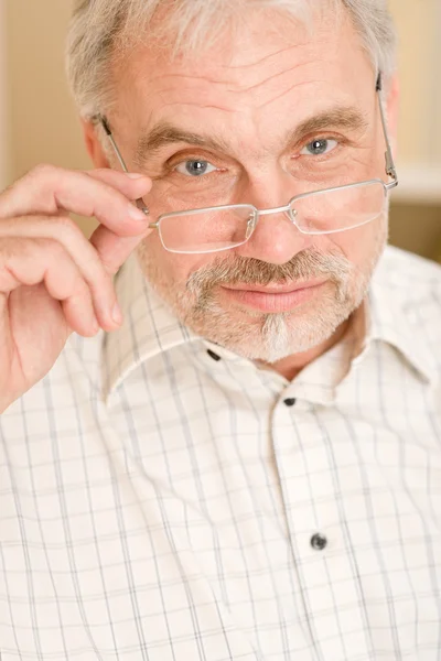 Senior maduro homem pensativo com óculos — Fotografia de Stock