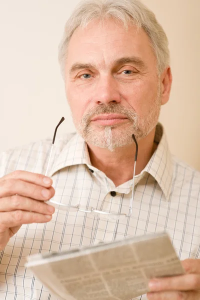 Senior volwassen man met bril en krant — Stockfoto