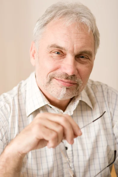 Senior volwassen man doordachte met glazen — Stockfoto