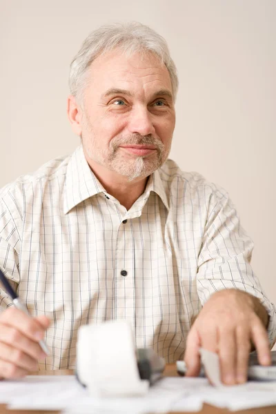 Hombre maduro mayor - calculadora de cinta de papel de oficina en casa —  Fotos de Stock