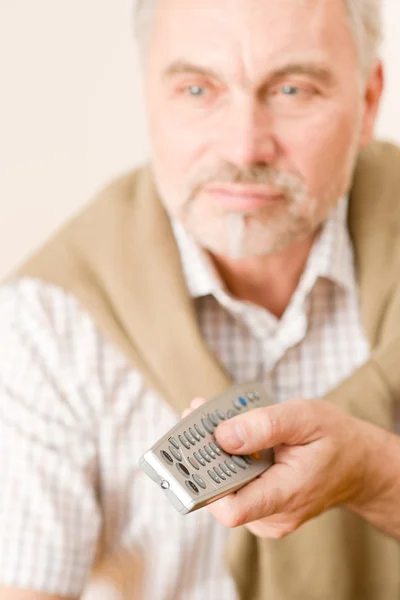 Senior volwassen man met afstandsbediening — Stockfoto